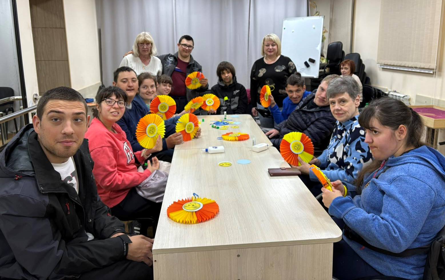 Сонячний настрій з паперу
