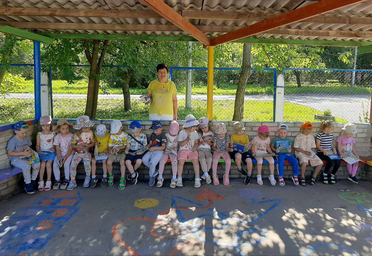 Крокує книжка до малят