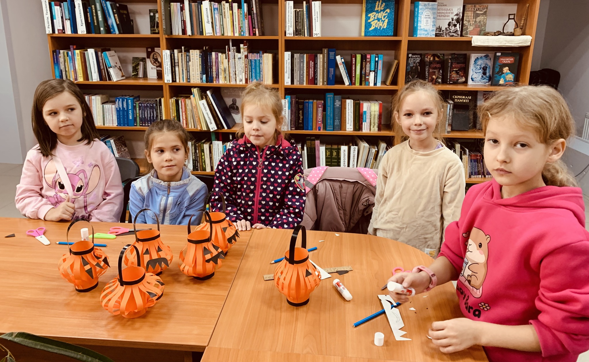 Яскравий ліхтарик-гарбуз до Геловіну