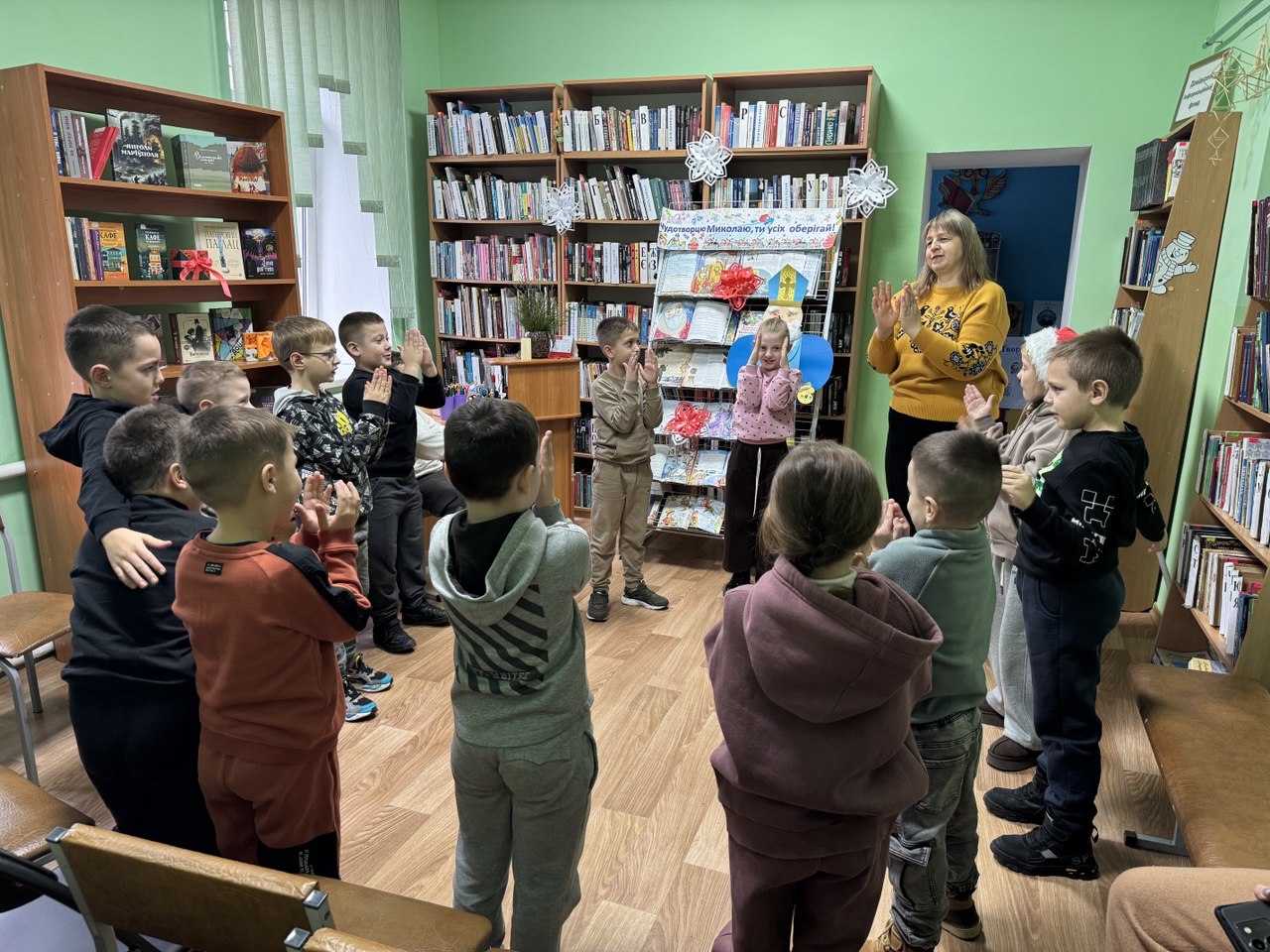 Із неба в український край іде Святий Миколай