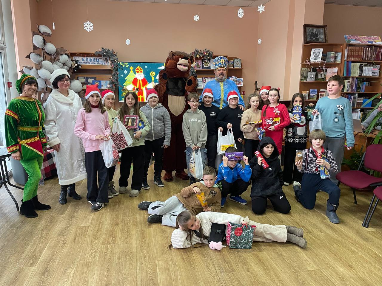 Світом Миколай мандрує та добро дарує