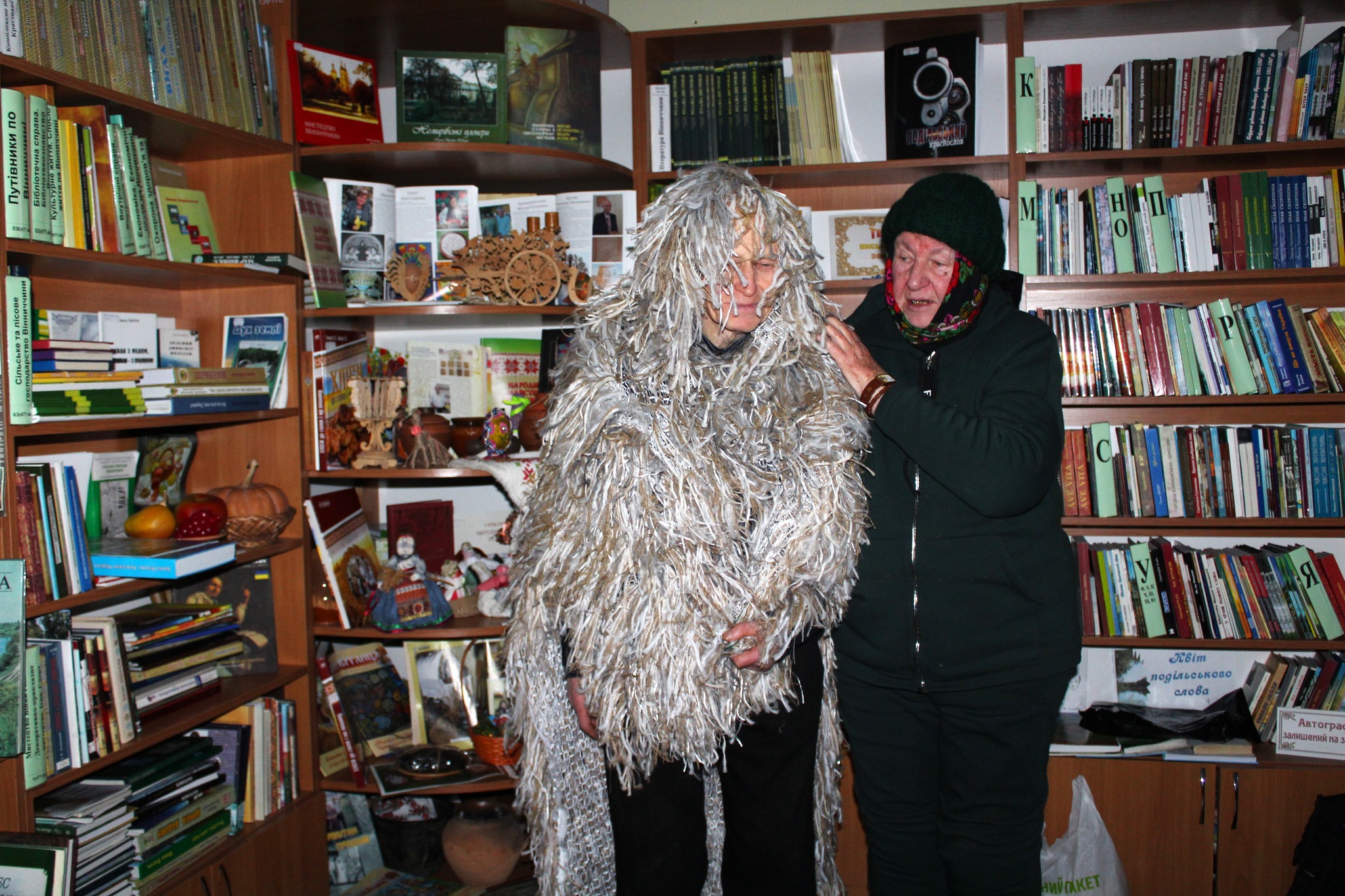 За доброю традицією плели кікімори та теплі шкарпетки для наших захисників…